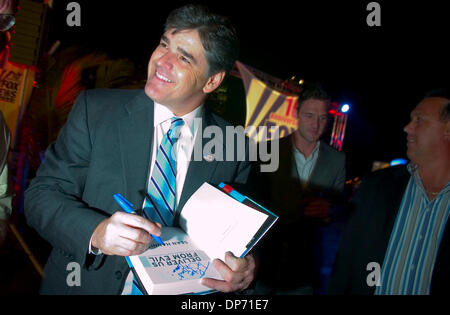 Oct 17, 2006; San Diego, CA, Stati Uniti d'America; Sean Hannity segni le copie del suo libro 'deliver ci libera da ogni male" dopo il broadcasting il suo show Hannity e Colmes a bordo della USS Midway nel porto di San Diego per la Fox News network Ottobre 17, 2006. Credito: Foto da Kat Woronowicz/ZUMA premere. (©) Copyright 2006 da Kat Woronowicz Foto Stock