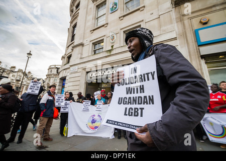 LGBTI protesta svoltasi al di fuori degli ugandesi Commissione elevata Foto Stock