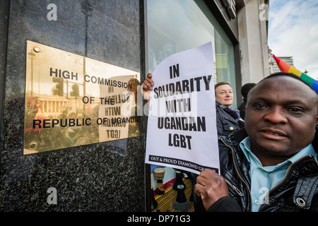 LGBTI protesta svoltasi al di fuori degli ugandesi Commissione elevata Foto Stock