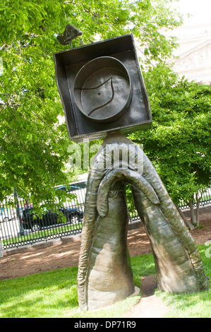 Personnage Gothique, Oiseau-Éclair di Joan Miro, nella Galleria Nazionale di Arte Scultura Giardino a Washington DC, Stati Uniti d'America Foto Stock