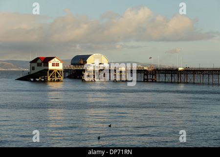 Il vecchio e il nuovo Royal National scialuppa di salvataggio Istituto boatsheds alla fine di Mumbles Pier, Swansea Bay, Dicembre 2013 Foto Stock