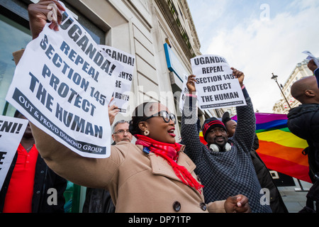 LGBTI protesta svoltasi al di fuori degli ugandesi Commissione elevata Foto Stock