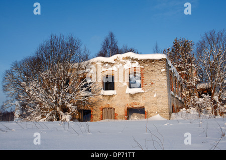 Vecchia casa abbandonata nel paesaggio invernale in Preedi, Estonia Europa Foto Stock