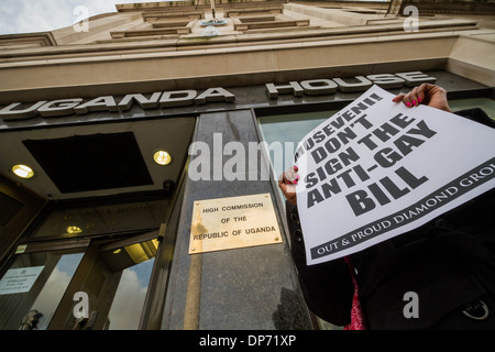 LGBTI protesta svoltasi al di fuori degli ugandesi Commissione elevata Foto Stock