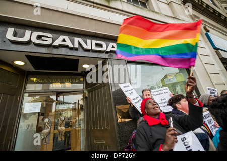 LGBTI protesta svoltasi al di fuori degli ugandesi Commissione elevata Foto Stock