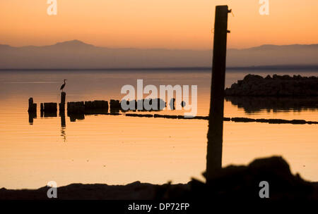 Oct 28, 2006; Salton Sea, CA, Stati Uniti d'America; tramonto a Bombay Beach sul lato est del Salton Sea, in Imperial County, California. Salton Sea California è la più grande, spanning 375 miglia lungo il bacino del deserto chiamato Salton Sink. Credito: Foto da Kat Woronowicz/ZUMA premere. (©) Copyright 2006 da Kat Woronowicz Foto Stock