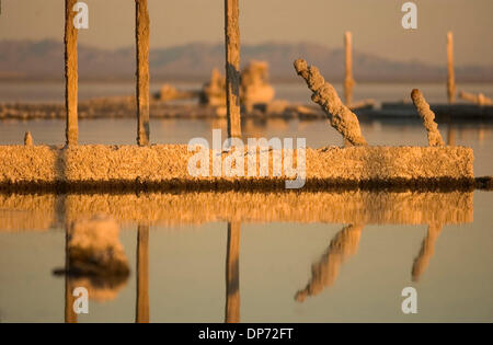 Oct 28, 2006; Salton Sea, CA, Stati Uniti d'America; tramonto a Bombay Beach sul lato est del Salton Sea, in Imperial County, California. Salton Sea California è la più grande, spanning 375 miglia lungo il bacino del deserto chiamato Salton Sink. Credito: Foto da Kat Woronowicz/ZUMA premere. (©) Copyright 2006 da Kat Woronowicz Foto Stock