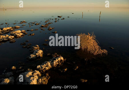 Oct 28, 2006; Salton Sea, CA, Stati Uniti d'America; tramonto a Bombay Beach sul lato est del Salton Sea, in Imperial County, California. Salton Sea California è la più grande, spanning 375 miglia lungo il bacino del deserto chiamato Salton Sink. Credito: Foto da Kat Woronowicz/ZUMA premere. (©) Copyright 2006 da Kat Woronowicz Foto Stock