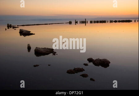 Oct 28, 2006; Salton Sea, CA, Stati Uniti d'America; tramonto a Bombay Beach sul lato est del Salton Sea, in Imperial County, California. Salton Sea California è la più grande, spanning 375 miglia lungo il bacino del deserto chiamato Salton Sink. Credito: Foto da Kat Woronowicz/ZUMA premere. (©) Copyright 2006 da Kat Woronowicz Foto Stock