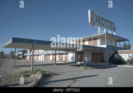 Oct 28, 2006; Salton Sea, CA, Stati Uniti d'America; un Motel abondoned sul lato est del Salton Sea, in Imperial County, California. Salton Sea California è la più grande, spanning 375 miglia lungo il bacino del deserto chiamato Salton Sink. Credito: Foto da Kat Woronowicz/ZUMA premere. (©) Copyright 2006 da Kat Woronowicz Foto Stock