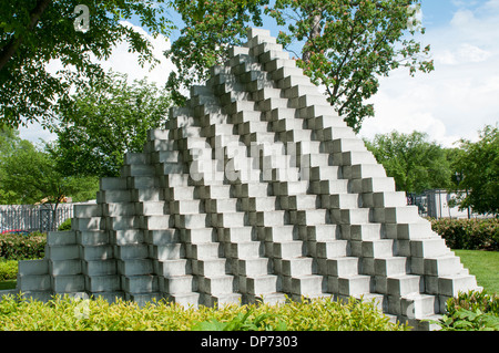 Con quattro lati piramide da Sol LeWitt, nella Galleria Nazionale di Arte Scultura Giardino a Washington DC, Stati Uniti d'America Foto Stock