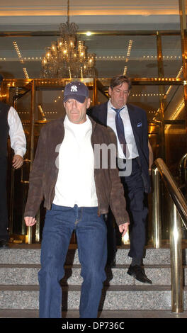 Oct 31, 2006; Manhattan, NY, STATI UNITI D'AMERICA; Bruce Willis passeggiate per la sua vettura con un corpo di guardia di trainare come egli lascia il Trump Hotel e torre su Central Park West Credito: Foto di Neil DeCrescenzo/ZUMA premere. (©) Copyright 2006 by Neil DeCrescenzo Foto Stock