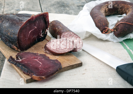 Prodotti naturali fatti in casa di vitello carne essiccata e salsiccia Foto Stock