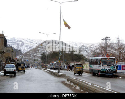 Quetta, Pakistan. 08 gen 2014. Vista della capitale provinciale Quetta dopo la nevicata che più diminuisce la temperatura al di sotto di meno di tredici gradi Celsius ma su un altro lato di rendere la gente specialmente bambini godendo il meteo, raccolgono in aree aperte per giocare durante la nevicata nonché escursioni sulle colline alto, Mercoledì, 08 gennaio 2014. Qualche gente ottiene rabbrividì durante il freddo e bruciato il fuoco per mantenerle calde, ma alcune sono state godendo di nevicata facendo uomo di neve e gli animali. Credito: Asianet-Pakistan/Alamy Live News Foto Stock