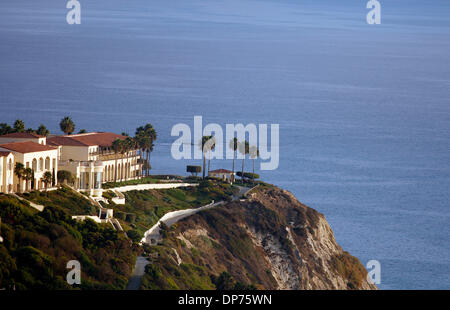 Oct 14, 2006; Laguna Niguel, CA, Stati Uniti d'America; il Ritz Carlton Hotel. Il resort dispone di 393 camere, incluse 30 suite e 38 Ritz-Carlton camere Club Level. Panoramica di bianco acqua vedute dell'Oceano Pacifico e accesso diretto a due miglia di spiaggia di sabbia. Un sereno, sofisticato presenza tra laguna Hotels e Resorts. Situato in cima a un 150-piede bluff, questo tranquillo santuario svetta abov Foto Stock