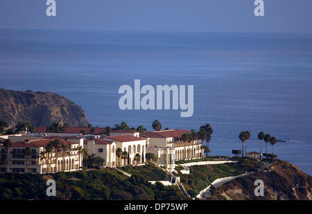 Oct 14, 2006; Laguna Niguel, CA, Stati Uniti d'America; il Ritz Carlton Hotel. Il resort dispone di 393 camere, incluse 30 suite e 38 Ritz-Carlton camere Club Level. Panoramica di bianco acqua vedute dell'Oceano Pacifico e accesso diretto a due miglia di spiaggia di sabbia. Un sereno, sofisticato presenza tra laguna Hotels e Resorts. Situato in cima a un 150-piede bluff, questo tranquillo santuario svetta abov Foto Stock