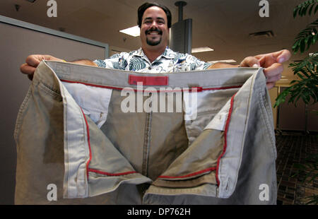 Oct 26, 2006; Carlsbad, CA, Stati Uniti d'America; Mark Francis convinto 50 di 77 dipendenti in Oceanside Glasstile a Carlsbad, dove lavora per prendere un 2 mesi sfida fitness che culmina nella Kaiser Permanente per ottenere la misura di San Diego 5K run/a piedi il sabato. Mark ha perso circa 50 libbre nell ultimo anno. Credito: Foto di Crissy Pascual/SDU-T/ZUMA premere. (©) Copyright 2006 by SDU-T Foto Stock