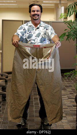 Oct 26, 2006; Carlsbad, CA, Stati Uniti d'America; Mark Francis convinto 50 di 77 dipendenti in Oceanside Glasstile a Carlsbad, dove lavora per prendere un 2 mesi sfida fitness che culmina nella Kaiser Permanente per ottenere la misura di San Diego 5K run/a piedi il sabato. Mark ha perso circa 50 libbre nell ultimo anno. Credito: Foto di Crissy Pascual/SDU-T/ZUMA premere. (©) Copyright 2006 by SDU-T Foto Stock