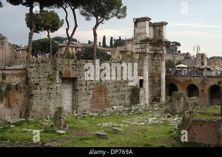 L'Italia. Roma. Foro di Nerva, indicato anche come il transitorio Forum (Foro Transitorio). Vista parziale e le Colonnacce. Foto Stock