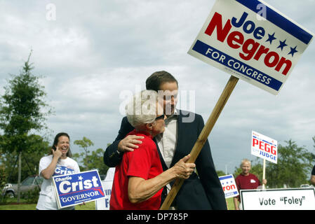 07 nov 2006; Stuart, FL, Stati Uniti d'America; Membro sost. JOE NEGRON, R-Stuart, votato a precinct 13 nel medio termine elezione, per la quale ha eseguito in Florida il sedicesimo quartiere congressuale. Prima di entrare nel cast del suo turno di scrutinio ha stretto la mano a coloro che detengono i segni a sostegno di lui e abbracciato Sam Rink, chi è il pastore a Negron la chiesa nuova speranza fratellanza nella città di Palm. Credito: Ph Foto Stock