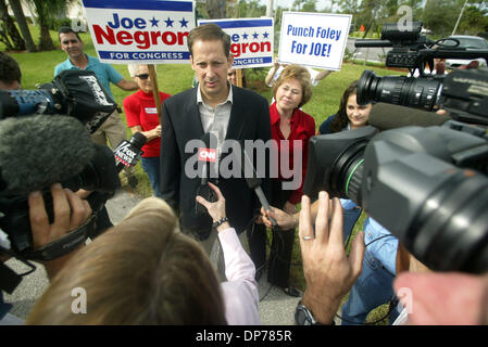 07 nov 2006; Stuart, FL, Stati Uniti d'America; Membro sost. JOE NEGRON, R-Stuart, rispose il reporter di domande prima che egli ha votato a precinct 13 nel medio termine elezione, per la quale ha eseguito in Florida il sedicesimo quartiere congressuale. A destra sono la moglie Rebecca, cq e sua figlia Becca. Credito: Foto di Vada Mossavat/Palm Beach post/ZUMA premere. (©) Copyright 2006 da Palm Beach post Foto Stock