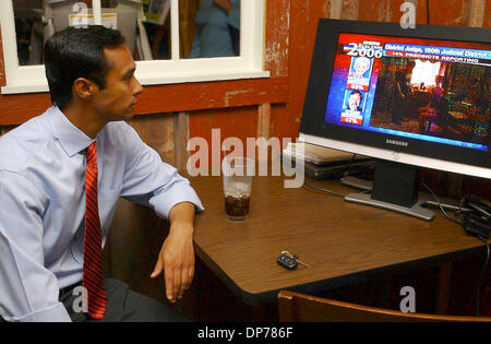 07 nov 2006; San Antonio, TX, Stati Uniti d'America; JOAQUIN CASTRO per orologi aggiornato i risultati delle elezioni di martedì 9 Novembre 7, 2006. Credito: Foto di Helen L. Montoya/San Antonio Express-News/ZUMA premere. (©) Copyright 2006 by San Antonio Express-News Foto Stock