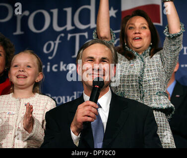 07 nov 2006; Austin, TX, Stati Uniti d'America; Procuratore Generale GREG ABBOTT è applaudita da sostenitori e i membri della sua famiglia a Omni Hotel di Austin martedì notte dopo la sua rielezione. Sulla sinistra è sua figlia AUDREY, dietro è moglie CECILIA ABBOTT. Credito: Foto di Tom aspo/ZUMA premere. (©) Copyright 2006 by San Antonio Express-News Foto Stock