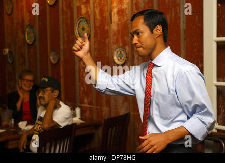 07 nov 2006; San Antonio, TX, Stati Uniti d'America; Democrat JOAQUIN CASTRO parla ai tifosi di Henry's Puffy Tacos martedì 9 Novembre 7, 2006. Credito: Foto di Helen Montoya/San Antonio Express-News/ZUMA premere. (©) Copyright 2006 by San Antonio Express-News Foto Stock