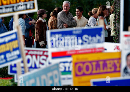 07 nov 2006; San Antonio, TX, Stati Uniti d'America; gli elettori votare a Terrell Hills Fire Station #1 elezione notte, Martedì, 7 novembre 2006. Credito: Foto di Nicole Fruge/ZUMA premere. (©) Copyright 2006 by San Antonio Express-News Foto Stock