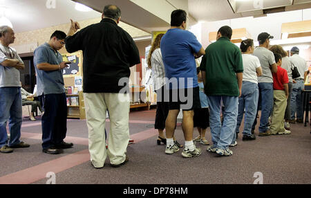 07 nov 2006; San Antonio, TX, Stati Uniti d'America; la gente in attesa di votare nel perimetro 2014, 2022 e 2074 Martedì pomeriggio nov. 7, 2006 presso il Memorial Library di diramazione. Credito: foto di William Luther/San Antonio Express-News/ZUMA premere. (©) Copyright 2006 by San Antonio Express-News Foto Stock