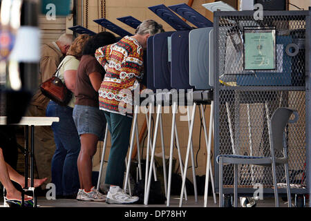 07 nov 2006; San Antonio, TX, Stati Uniti d'America; Nov 07, 2006; San Antonio, TX, Stati Uniti d'America; gli elettori votare presso la stazione dei vigili del fuoco #17 Martedì, 7 novembre 2006. Credito: Foto di Nicole Fruge/ San Antonio Express-News/ZUMA premere. (©) Copyright 2006 by San Antonio Express-News Foto Stock