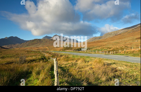 Fotografia Vicino a Capel Curig panorami distanti del Snowdon gamma delle montagne del Parco Nazionale di Snowdonia Gwynedd Galles del Nord Foto Stock