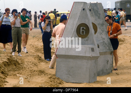 Il nuovo confine egiziano di Israele nel deserto del Sinai vicino a Rafah turista viene a ispezionare. Rafah, palestinese, Striscia di Gaza, aprile 1982. Quando Israele si ritirò dal Sinai nel 1982, come parte dei termini del trattato di pace Egitto-Israele del 1979. Rafah fu divisa in una parte di Gazan e una parte egiziana, dividendo le famiglie, separate da barriere di filo spinato. Foto Stock