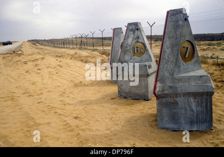 Deserto del Sinai vicino a Rafah, palestinese, Striscia di Gaza circa aprile 1982. Quando Israele si ritirò dal Sinai nel 1982, come parte dei termini del trattato di pace Egitto-Israele del 1979. Rafah fu divisa in una parte di Gazan e una parte egiziana, dividendo le famiglie, separate da barriere di filo spinato. 1980 HOMER SYKES Foto Stock