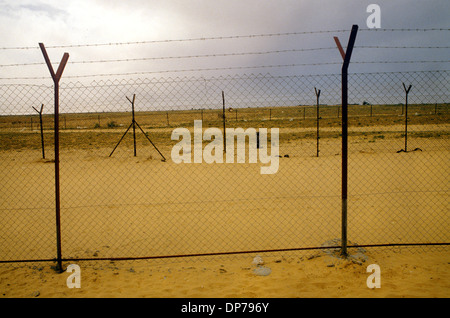 Deserto del Sinai vicino a Rafah, palestinese, Striscia di Gaza aprile 1982. Quando Israele si ritirò dal Sinai nel 1982, come parte dei termini del trattato di pace Egitto-Israele del 1979. Rafah fu divisa in una parte di Gazan e una parte egiziana, dividendo le famiglie, separate da barriere di filo spinato. 1980 HOMER SYKES Foto Stock