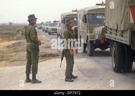 Rafah, palestinese, Striscia di Gaza, aprile 1982 circa. Soldati israeliani che controllano i veicoli dell'esercito al nuovo attraversamento in Egitto. Quando Israele si ritirò dal Sinai nel 1982, Rafah fu diviso in una parte di Gazan e una parte egiziana, dividendo le famiglie, separate da barriere a filo spinato. Il nucleo della città fu distrutto da Israele ed Egitto per creare una grande zona cuscinetto. 1980 HOMER SYKES Foto Stock