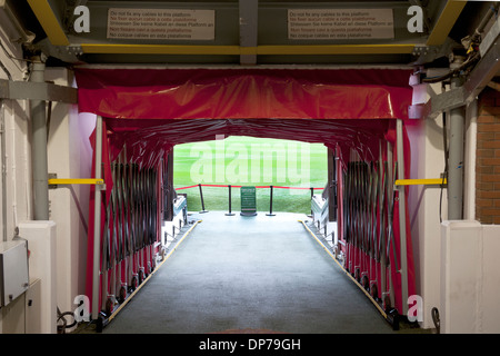 Old Trafford, casa del Manchester United Football Club, Manchester, Inghilterra, Regno Unito.; vista del tunnel dei giocatori. Foto Stock