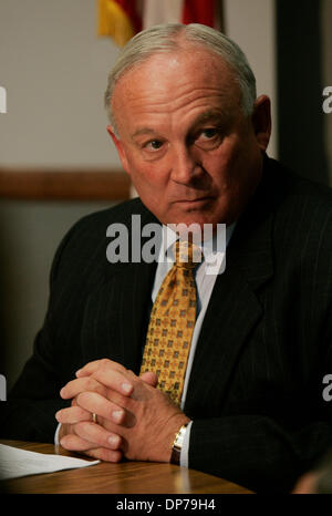 Aug 09, 2006; San Diego, CA, Stati Uniti d'America; San Diego Mayor JERRY SANDERS durante un incontro con il San Diego Union-Tribune Editorial Board per discutere della Kroll report. Credito: foto da John Gibbins/SDU-T/ZUMA premere. (©) Copyright 2006 by SDU-T Foto Stock