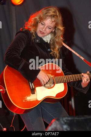 Nov 08, 2006; Wilmington, NC, Stati Uniti d'America; musicista TIFT MERRITT suona dal vivo come il suo tour 2006 fa tappa a Riverfront Park come parte dell'Cucalorus Film Festival che ha avuto luogo nel centro di Wilmington. Credito: Foto di Jason Moore/ZUMA premere. (©) Copyright 2006 da Jason Moore Foto Stock