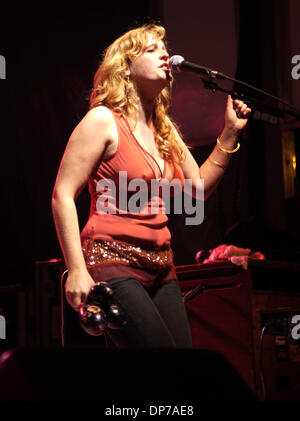 Nov 08, 2006; Wilmington, NC, Stati Uniti d'America; musicista TIFT MERRITT suona dal vivo come il suo tour 2006 fa tappa a Riverfront Park come parte dell'Cucalorus Film Festival che ha avuto luogo nel centro di Wilmington. Credito: Foto di Jason Moore/ZUMA premere. (©) Copyright 2006 da Jason Moore Foto Stock