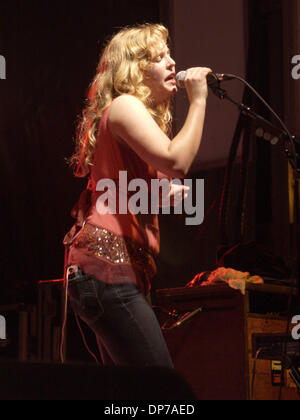 Nov 08, 2006; Wilmington, NC, Stati Uniti d'America; musicista TIFT MERRITT suona dal vivo come il suo tour 2006 fa tappa a Riverfront Park come parte dell'Cucalorus Film Festival che ha avuto luogo nel centro di Wilmington. Credito: Foto di Jason Moore/ZUMA premere. (©) Copyright 2006 da Jason Moore Foto Stock