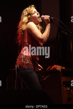 Nov 08, 2006; Wilmington, NC, Stati Uniti d'America; musicista TIFT MERRITT suona dal vivo come il suo tour 2006 fa tappa a Riverfront Park come parte dell'Cucalorus Film Festival che ha avuto luogo nel centro di Wilmington. Credito: Foto di Jason Moore/ZUMA premere. (©) Copyright 2006 da Jason Moore Foto Stock