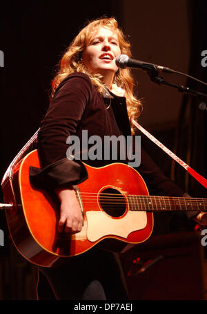 Nov 08, 2006; Wilmington, NC, Stati Uniti d'America; musicista TIFT MERRITT suona dal vivo come il suo tour 2006 fa tappa a Riverfront Park come parte dell'Cucalorus Film Festival che ha avuto luogo nel centro di Wilmington. Credito: Foto di Jason Moore/ZUMA premere. (©) Copyright 2006 da Jason Moore Foto Stock