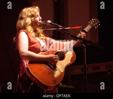Nov 08, 2006; Wilmington, NC, Stati Uniti d'America; musicista TIFT MERRITT suona dal vivo come il suo tour 2006 fa tappa a Riverfront Park come parte dell'Cucalorus Film Festival che ha avuto luogo nel centro di Wilmington. Credito: Foto di Jason Moore/ZUMA premere. (©) Copyright 2006 da Jason Moore Foto Stock