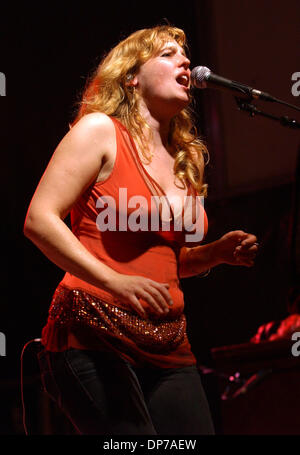 Nov 08, 2006; Wilmington, NC, Stati Uniti d'America; musicista TIFT MERRITT suona dal vivo come il suo tour 2006 fa tappa a Riverfront Park come parte dell'Cucalorus Film Festival che ha avuto luogo nel centro di Wilmington. Credito: Foto di Jason Moore/ZUMA premere. (©) Copyright 2006 da Jason Moore Foto Stock