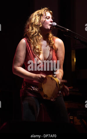 Nov 08, 2006; Wilmington, NC, Stati Uniti d'America; musicista TIFT MERRITT suona dal vivo come il suo tour 2006 fa tappa a Riverfront Park come parte dell'Cucalorus Film Festival che ha avuto luogo nel centro di Wilmington. Credito: Foto di Jason Moore/ZUMA premere. (©) Copyright 2006 da Jason Moore Foto Stock