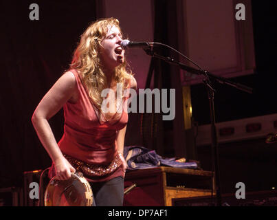 Nov 08, 2006; Wilmington, NC, Stati Uniti d'America; musicista TIFT MERRITT suona dal vivo come il suo tour 2006 fa tappa a Riverfront Park come parte dell'Cucalorus Film Festival che ha avuto luogo nel centro di Wilmington. Credito: Foto di Jason Moore/ZUMA premere. (©) Copyright 2006 da Jason Moore Foto Stock