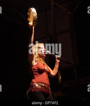 Nov 08, 2006; Wilmington, NC, Stati Uniti d'America; musicista TIFT MERRITT suona dal vivo come il suo tour 2006 fa tappa a Riverfront Park come parte dell'Cucalorus Film Festival che ha avuto luogo nel centro di Wilmington. Credito: Foto di Jason Moore/ZUMA premere. (©) Copyright 2006 da Jason Moore Foto Stock