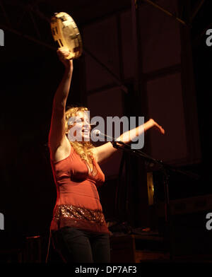 Nov 08, 2006; Wilmington, NC, Stati Uniti d'America; musicista TIFT MERRITT suona dal vivo come il suo tour 2006 fa tappa a Riverfront Park come parte dell'Cucalorus Film Festival che ha avuto luogo nel centro di Wilmington. Credito: Foto di Jason Moore/ZUMA premere. (©) Copyright 2006 da Jason Moore Foto Stock