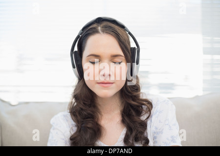 Rilassata giovane donna ascolto di musica Foto Stock